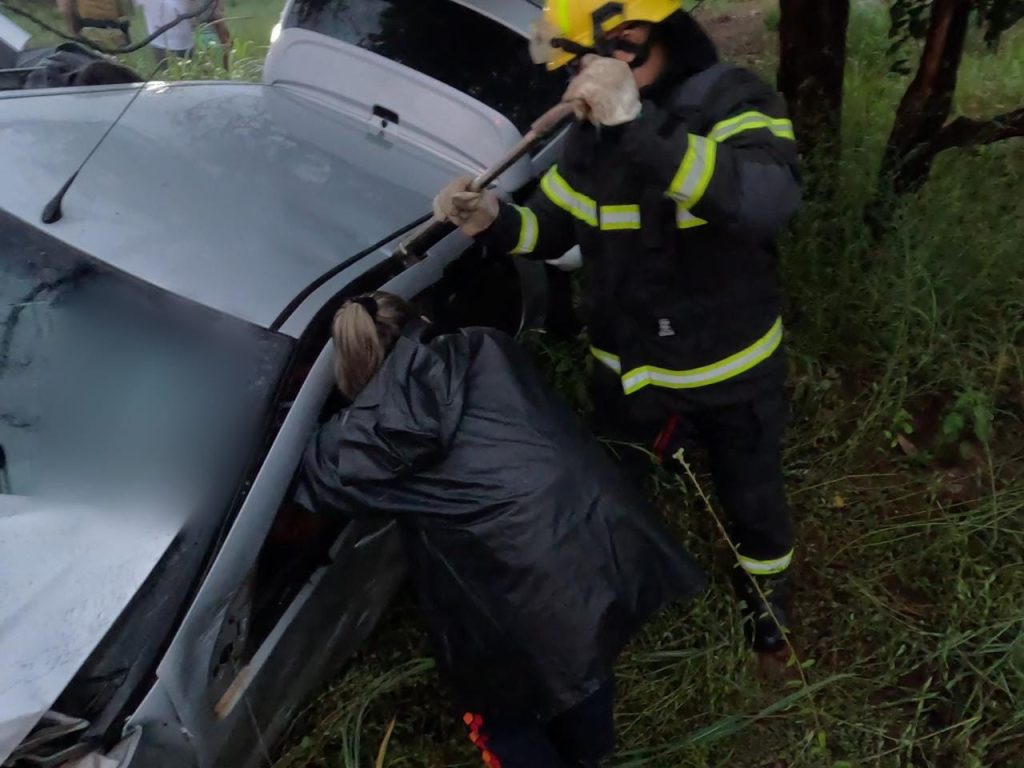 Batida entre três carros deixa seis pessoas feridas na TO-222