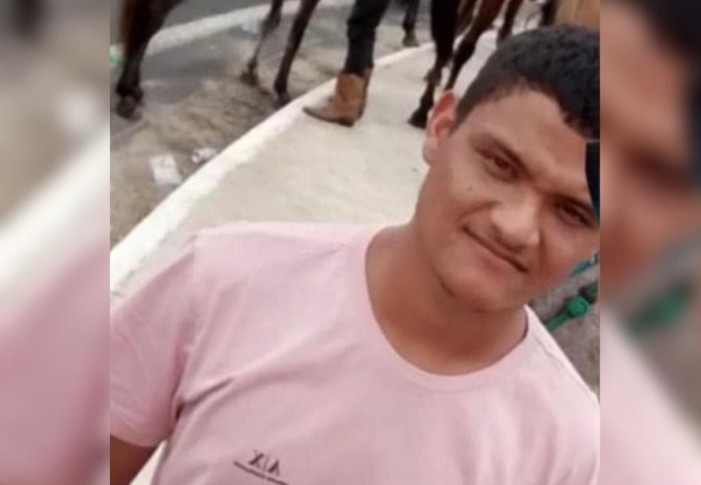 Jovem morre após bater moto em estrutura de palco montada para cavalgada