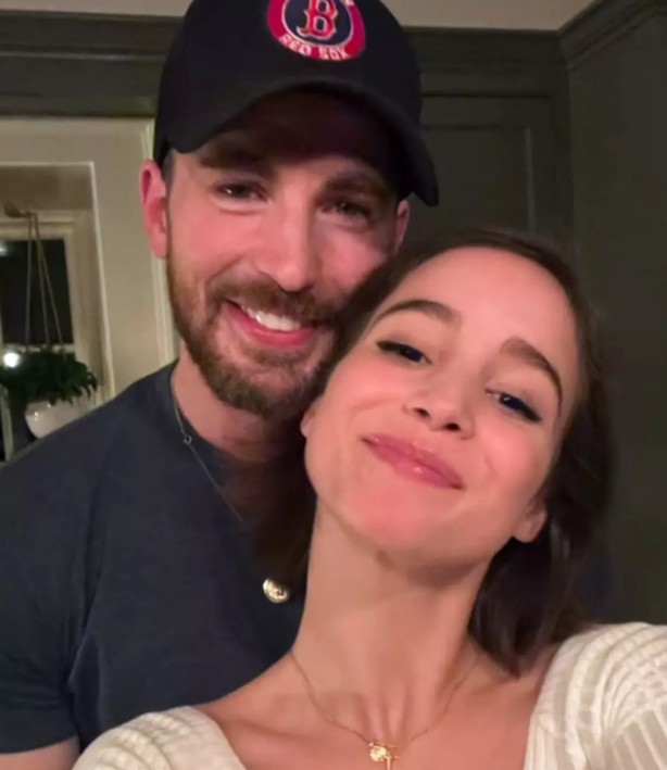 Nasce 1º filho de Chris Evans e Alba Baptista, diz site