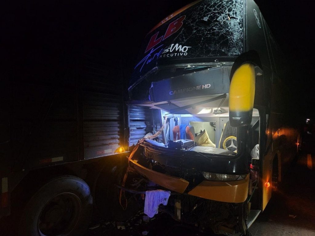 Caminhão parado na pista provocou acidente com ônibus de time que deixou um morto e feridos, diz SSP