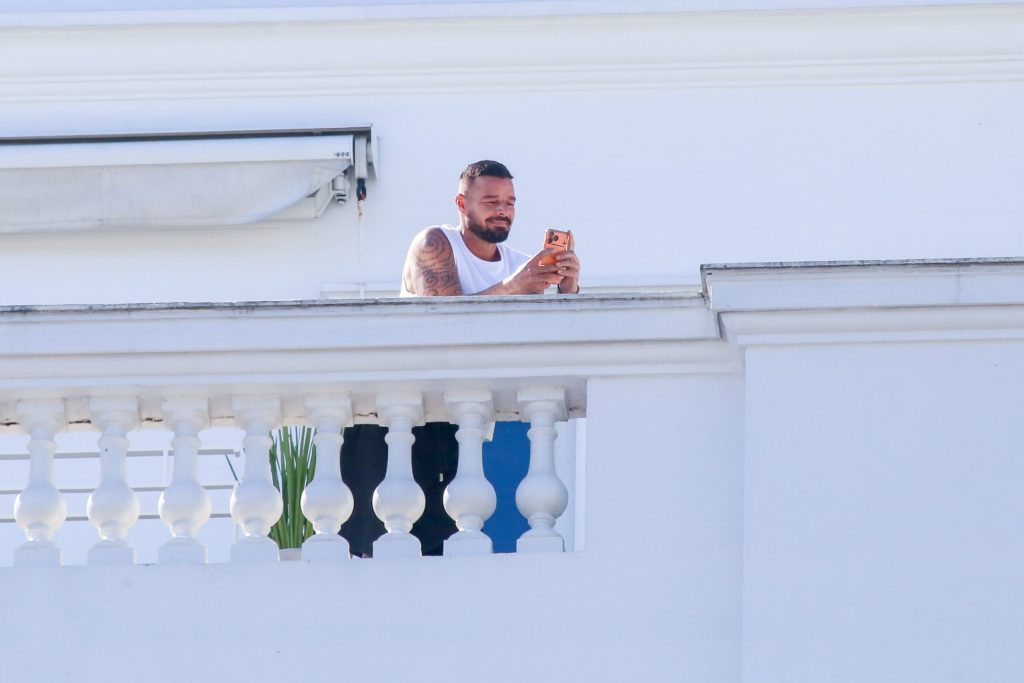 Ricky Martin aparece na sacada de hotel e filma bloco de carnaval