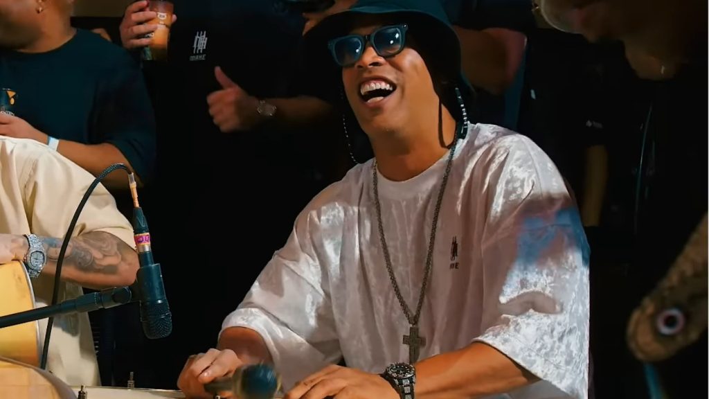 Compositor, percussionista e empresário: Ronaldinho Gaúcho na música não é um rolê aleatório