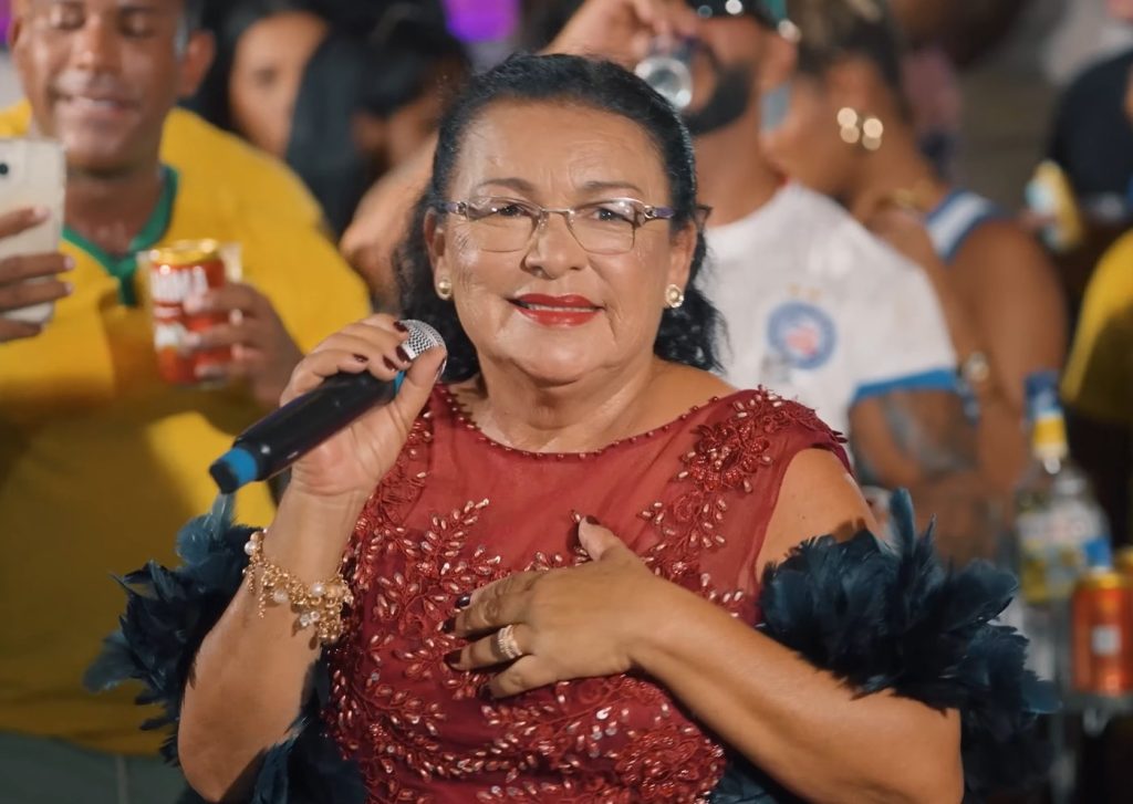 Mainha do Brega: conheça a costureira que virou cantora aos 63 anos: ‘Ainda sou uma menina’