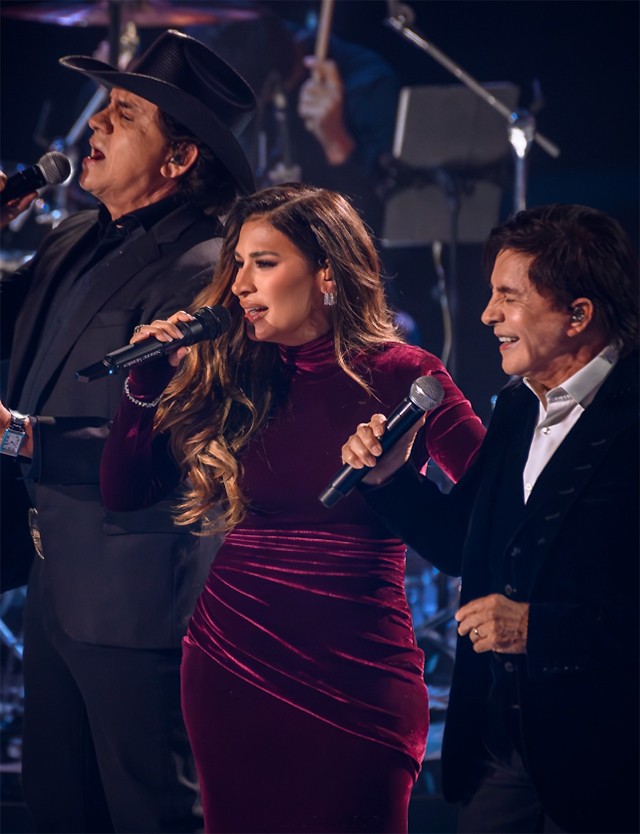Simone Mendes faz ‘Foto feliz’ com Chitãozinho & Xororó em gravação de álbum ao vivo com ídolos sertanejos