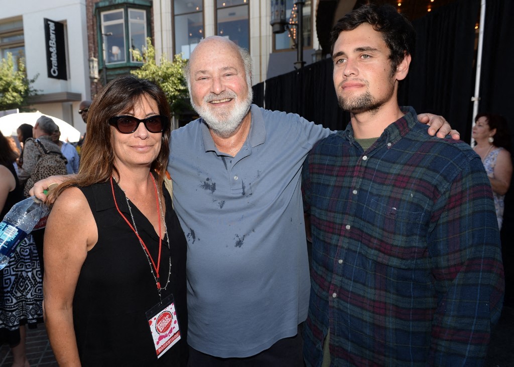 Filho do cineasta Rob Reiner, acusado de matar os pais, reivindica fundos da família