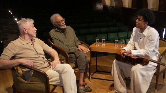 Gilberto Gil conhece ator que vai interpretá-lo e aprova escolha: ‘O coração sorriu’; VÍDEO