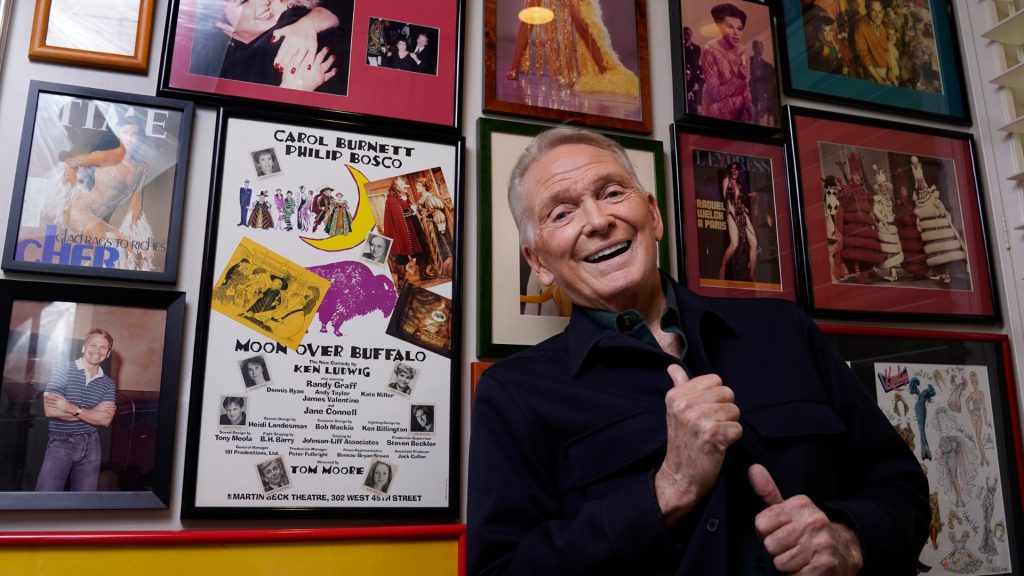 Bob Mackie, ‘estilista das estrelas’ que vestiu Madonna e Cher, morre aos 87 anos