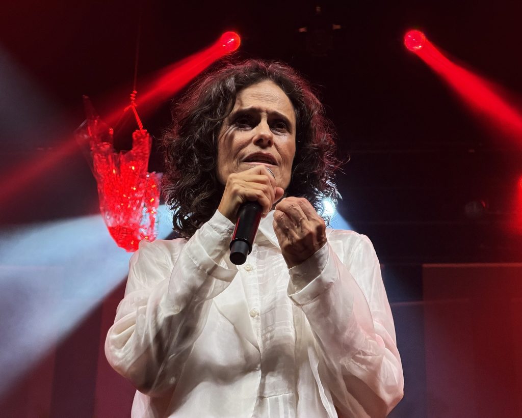 ‘Agudo grave’ de Zélia Duncan se abre na pulsação transformadora de show com direção musical de Maria Beraldo