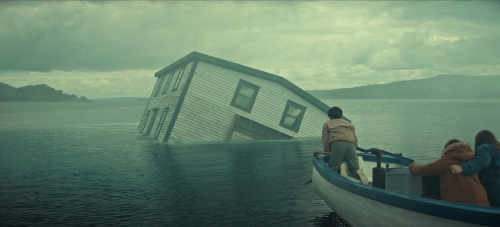‘Below’: suspense da Netflix tem monstro marinho, alerta climático e astro de ‘Stranger Things’