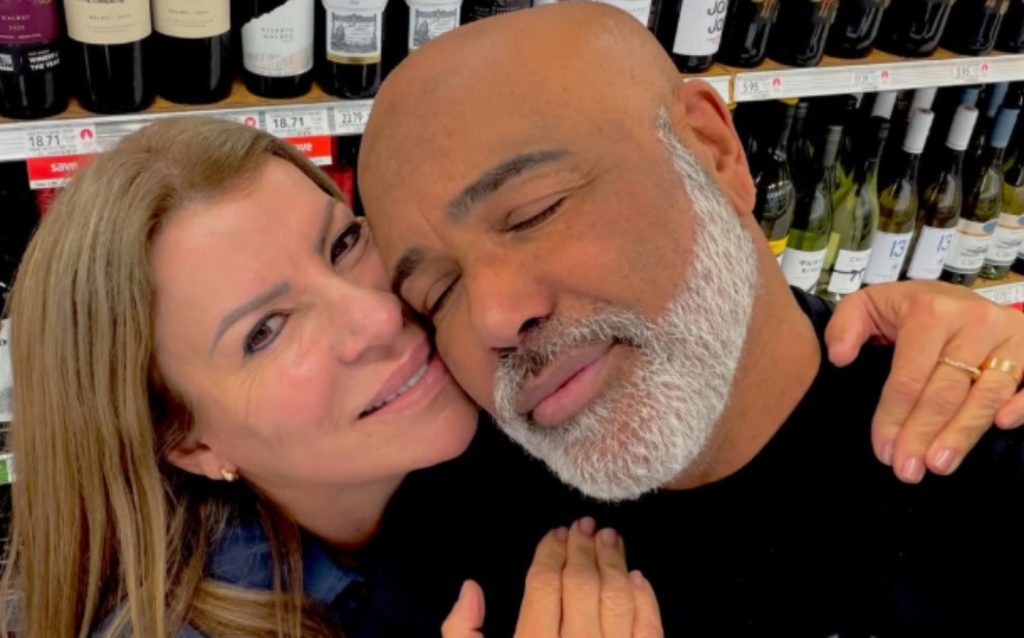 Geralda Helena, viúva de Rick, homenageia cantor um mês após sua morte