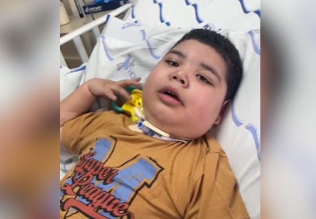 Entenda o caso da criança cuja mãe se acorrentou para conseguir cirurgia que acabou descartada pela equipe médica